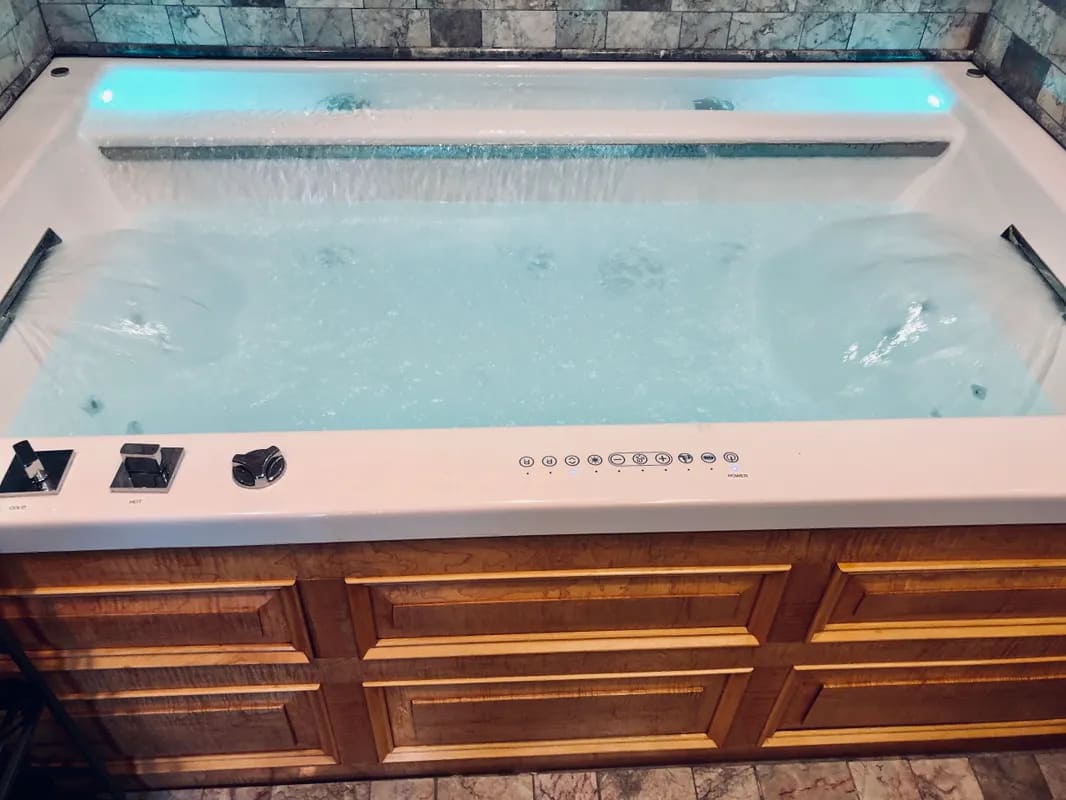 Northern Lights Mansion Waterfall Jacuzzi Northern Lights Mansion Waterfall Jacuzzi